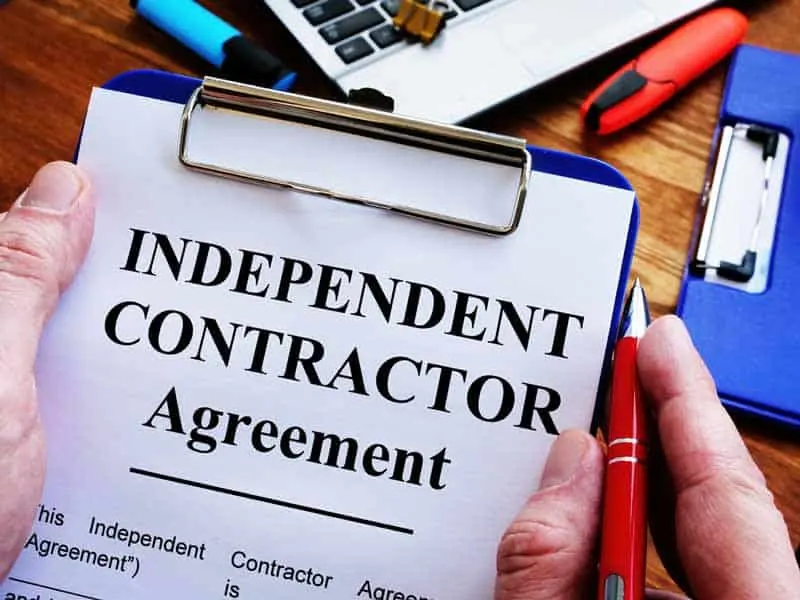 independent contractor agreement on clipboard