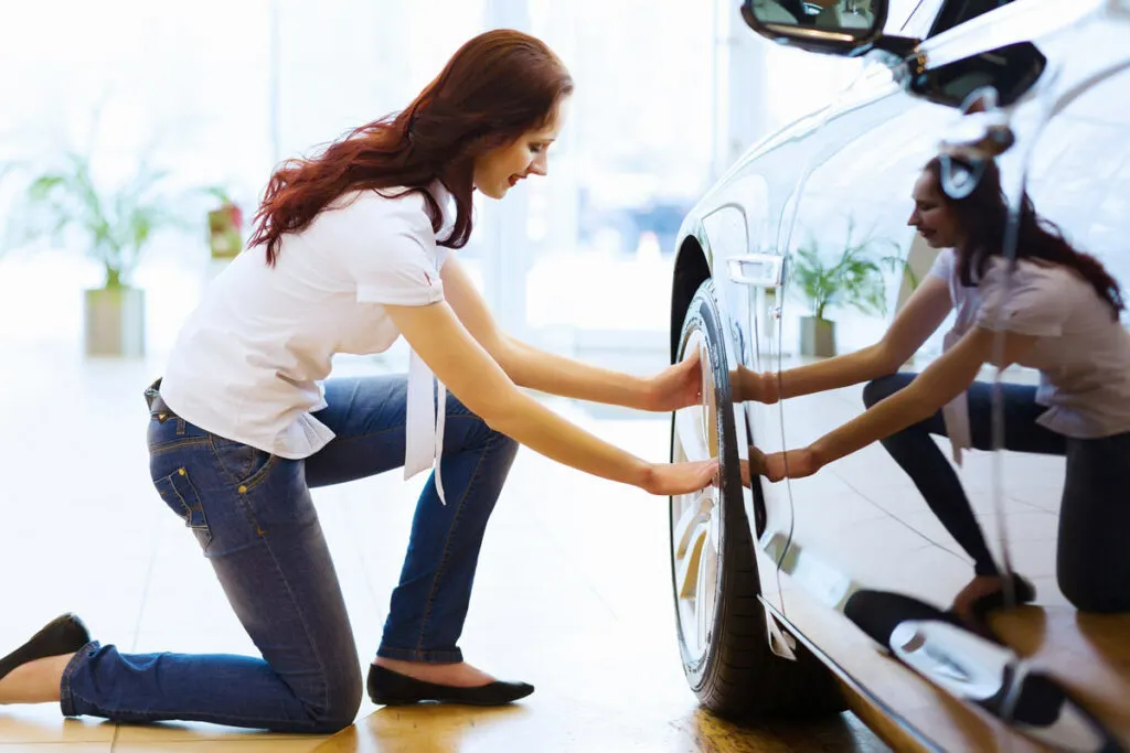 An independent contractor with Doordash and Uber Eats examines a car to find the best delivery car.